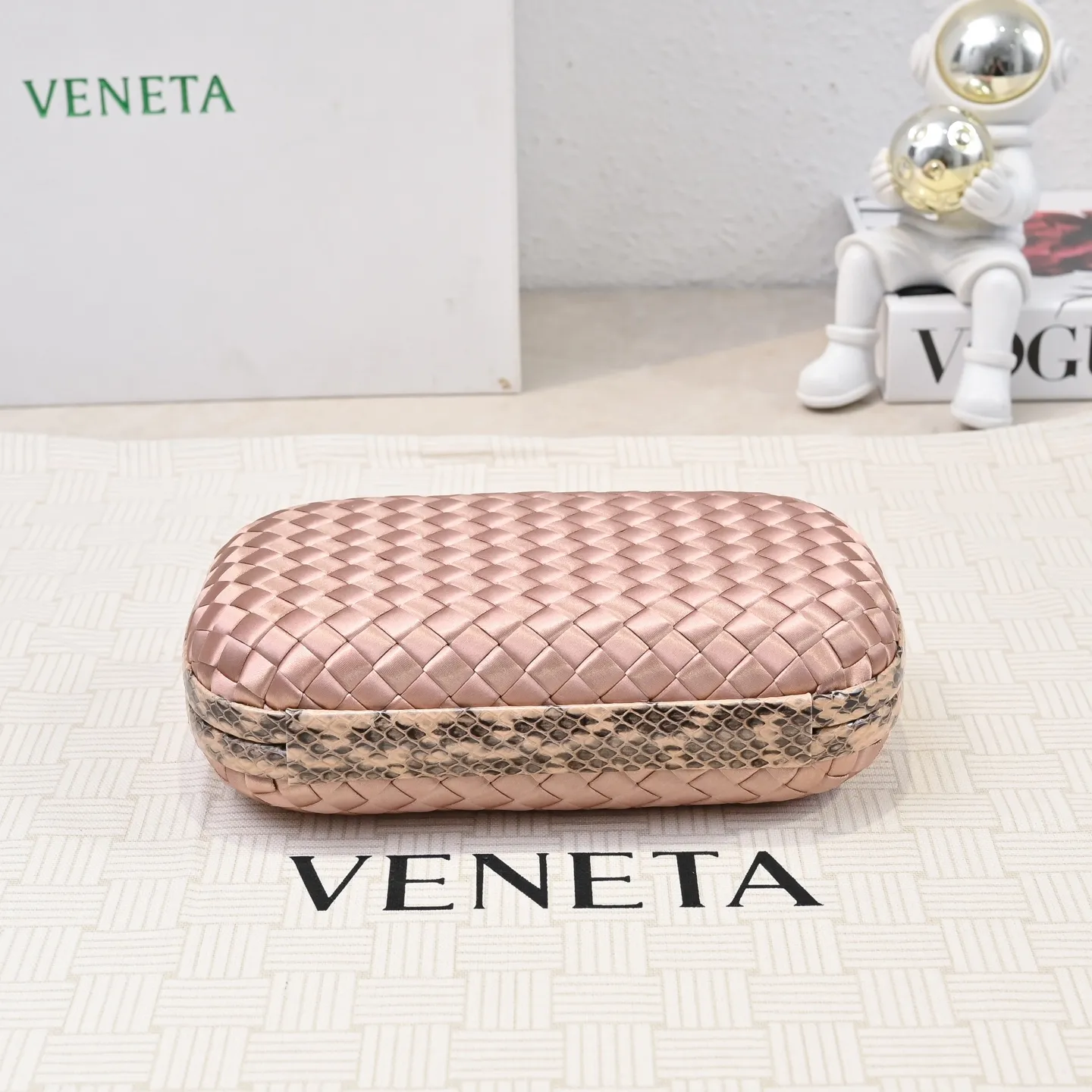 Batch 1460 #BV Knot woven evening bag series ~ Each bag reveals exquisite elegance💫Iconic classic silk weaving➕snake skin trimming with knot buckle, soft and delicate feel. The design is small and exquisite, low-key without logo, elegant and elegant. Paired with evening dress or cheongsam, it has the atmosphere of a famous and wealthy lady. Full of aura and invincible texture💃 Model: 7622 Dimensions: 20x12x5.5